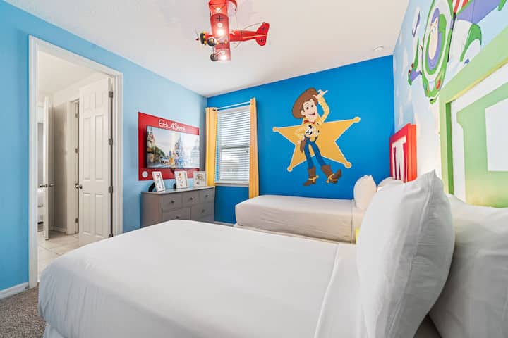 Dormitorio 6 tema Toy Story Room con 2 camas individuales y baño privado