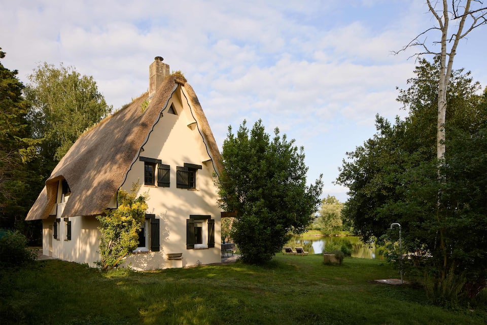 A thatched cottage on a private lake near Rouen, Anneville-Ambourville, Normandy, France, photo 7 of 10