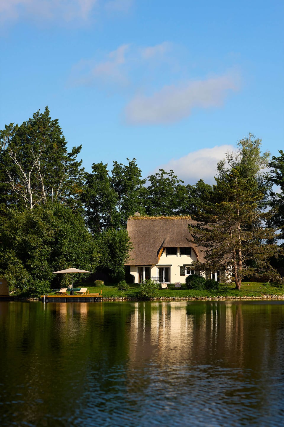 A thatched cottage on a private lake near Rouen, Anneville-Ambourville, Normandy, France, photo 3 of 10