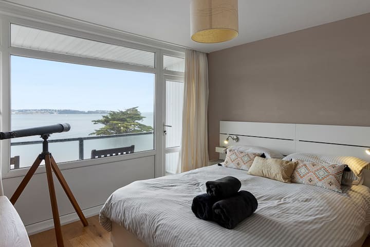 Savršeno utočište. Probudite se u bračnom krevetu, teleskopom promatrajte brodove ili izađite na balkon koji se prostire cijelom širinom smještaja i uživajte u najboljem pogledu.