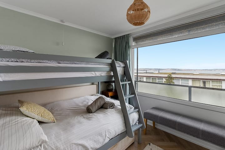 Ova soba savršena je za djecu ili dodatne goste, a ima trokrevetni krevet na kat i vlastiti balkon s pogledom na obalu.