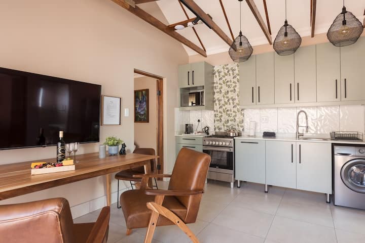 Modern 2‑bed Stay (Sleeps 5) Near Sunbet Arena - Pretoria