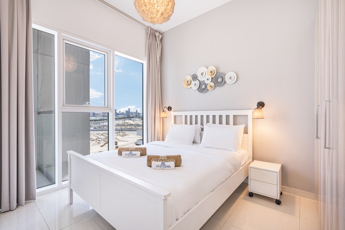 Одморете се во светла спална соба исполнета со природна светлина и меки завршетоци.