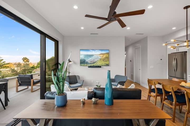 Შესასვლელის ხედი პატიოს, მისაღები ოთახისა და სამზარეულოს პირისპირ