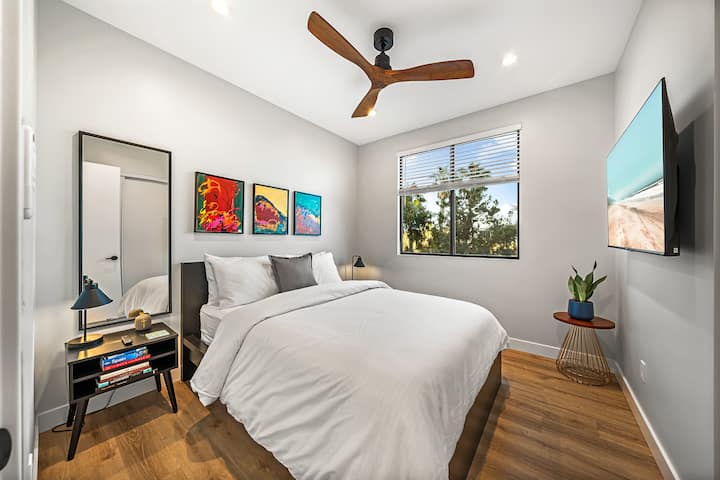 Სტუმრების საძინებელი | სმარტ-ტელევიზორი, გარე ხედი, კარადა სათავსოთი და დეკორი