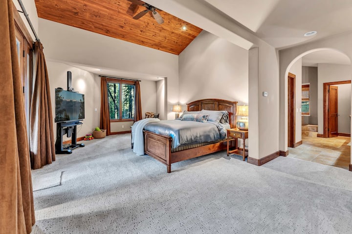 1. spavaća soba: bračni krevet (širine 180 – 200 cm), donji kat, kupaonica s kadom, privatni balkon