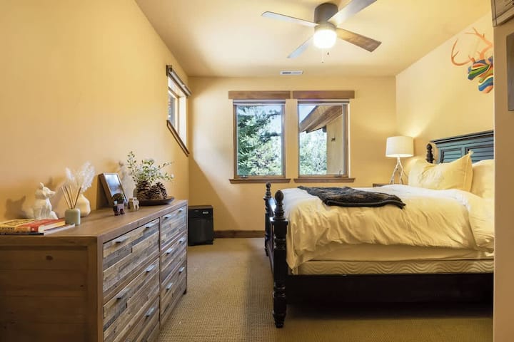 Spavaća soba 5: bračni krevet (širine 150-179 cm), gornji kat