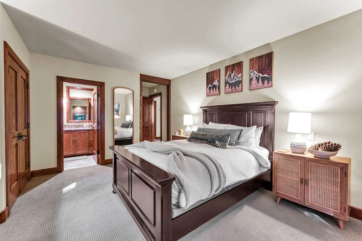 2. spavaća soba: bračni krevet (širine 150 – 179 cm), prizemlje, kupaonica u sobi, pogled na šumu