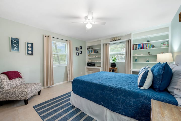 Брачна спална соба со доволно природна светлина 