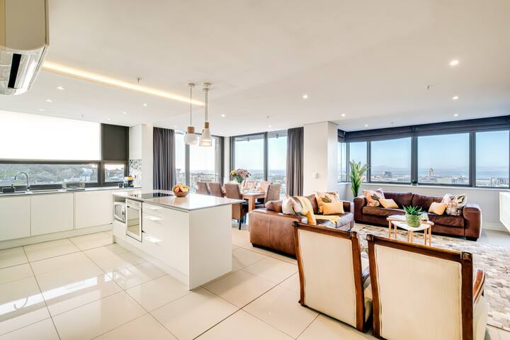 Luxury 2BR Sky Suite | City Views & Prime Location gallery image 2