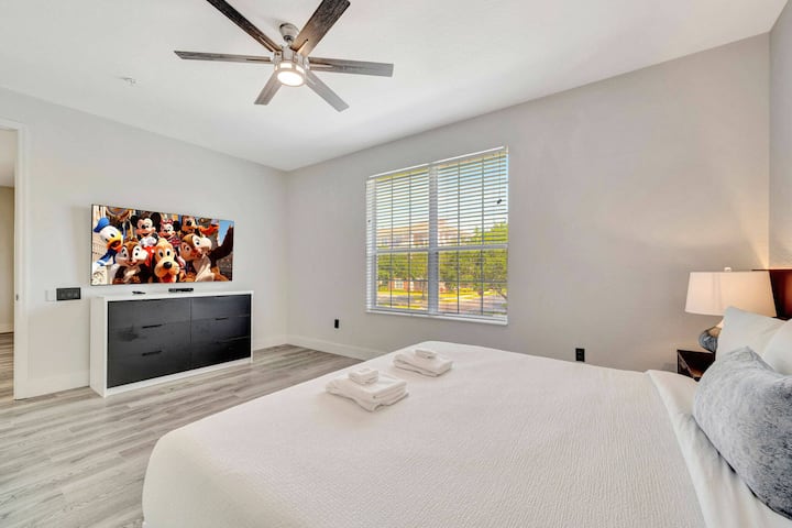 Užite si prírodné svetlo zaplňujúce túto krásne zariadenú spálňu s mäkkou bielou posteľou a štýlovým stropným ventilátorom. Moderný dizajn a elegantný čierny TV stolík vytvárajú relaxačnú a príjemnú atmosféru pre váš pobyt.