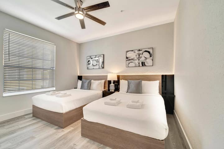 Táto svetlá a vzdušná izba ponúka dve priestranné postele s čistou bielou bielizňou pre pokojné noci. Teplé drevené tóny a elegantný stropný ventilátor vytvárajú útulnú atmosféru, zatiaľ čo umelecké diela dodávajú príjemnému priestoru charakter.