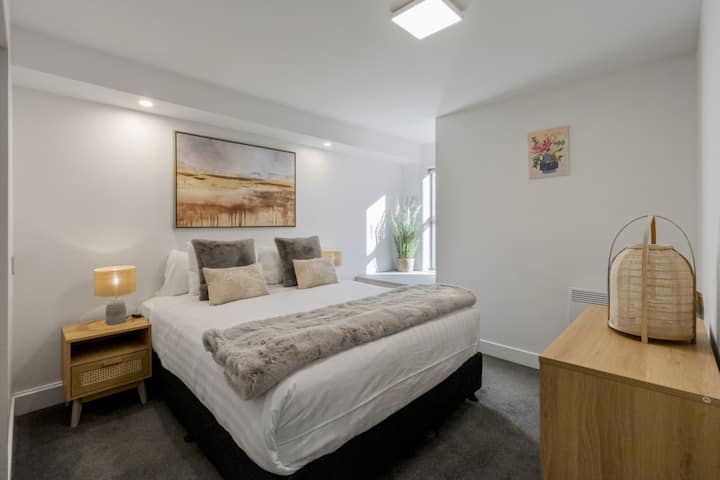 غرفة النوم الكبيرة - الطابق العلوي