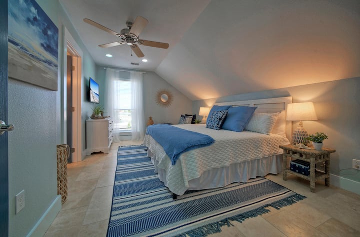 El dormitorio 1 cuenta con una cama tamaño king y baño privado. (Blue Crush)