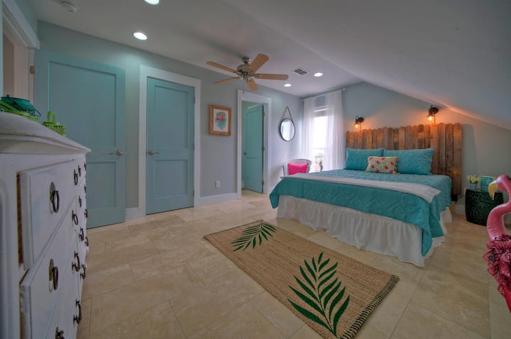 El dormitorio 2 cuenta con una cama tamaño queen y baño privado. (Blue Crush)