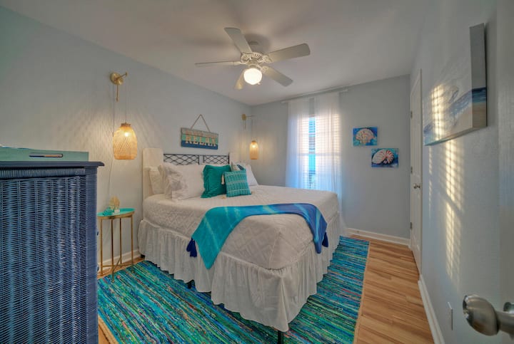 El dormitorio 2 cuenta con una cama tamaño king. (South By Sunkissed)