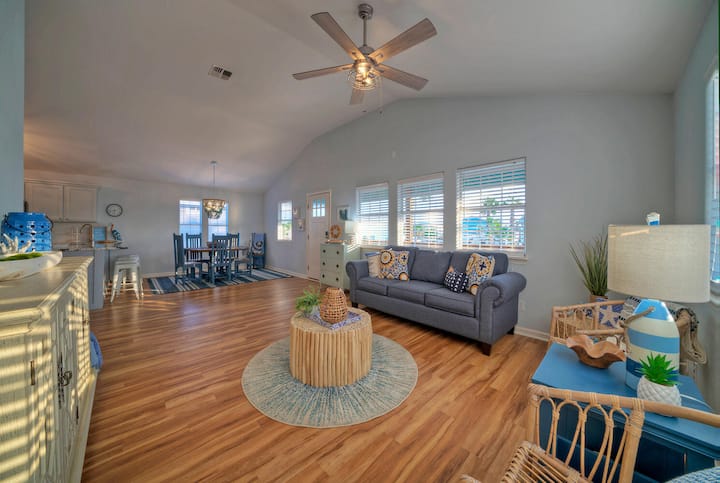 Relájate en este amplio y cómodo salón. (South By Sunkissed)