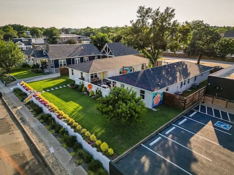 Uptown Peach ~ 4 homes + courtyard ~ Sleeps 20