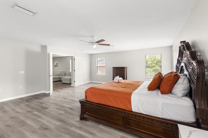 Chambre 1 | Suite parentale spacieuse avec un très grand lit, une commode et beaucoup de lumière naturelle.