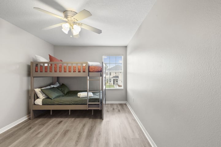 Chambre 4 | Lit superposé avec literie confortable et lumière naturelle provenant de la fenêtre