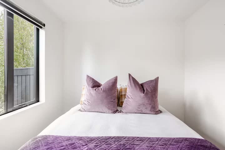 Tonalità tenui e luce naturale in una tranquilla camera da letto