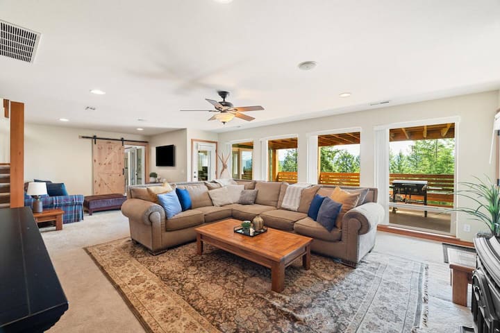 Семейна стая (долно ниво)