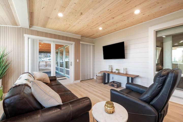 Всекидневна в самостоятелен апартамент (ниско ниво)