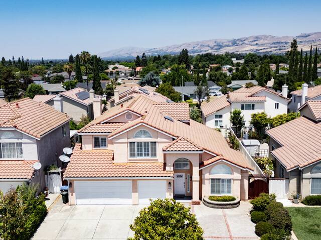 Lux 5BR San Jose Retreat w Patio gallery image 3