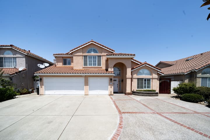 Lux 5BR San Jose Retreat w Patio gallery image 4