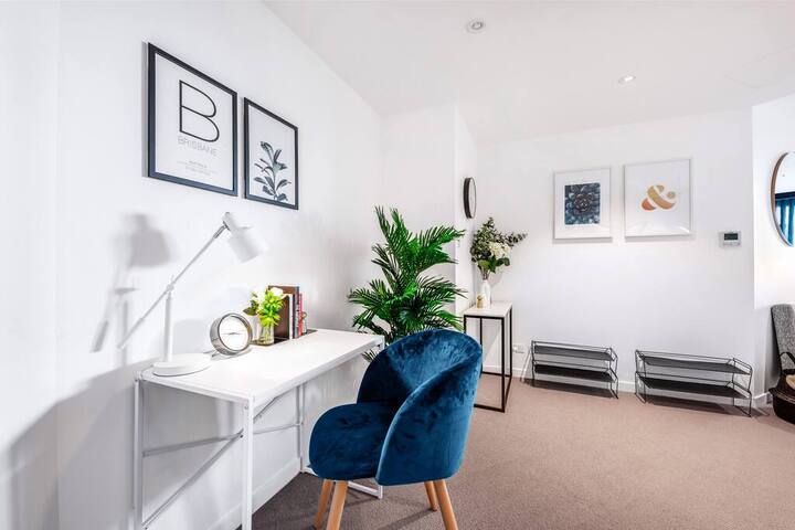 4BR Luxury Skytower |Views|CBD|Pool|Gym|Netflix gallery image 5