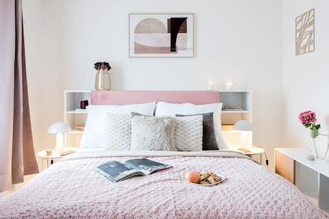 Studio w/ Balcony, AC & Netflix • Hip Neighborhood