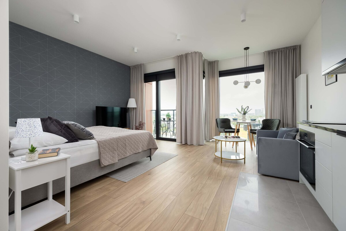 Დიდი ფანჯრების მქონე საცხოვრებელი სივრცე უპრობლემოდ ერწყმის შეზლონგსა და საჭმლის მოსამზადებელ სივრცეებს ყოველდღიური კომფორტისთვის.