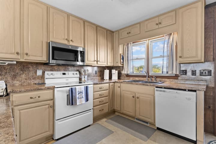 Experience Oceanfront At Three C Gulls, A  4-bdrm - Oak Island, NC