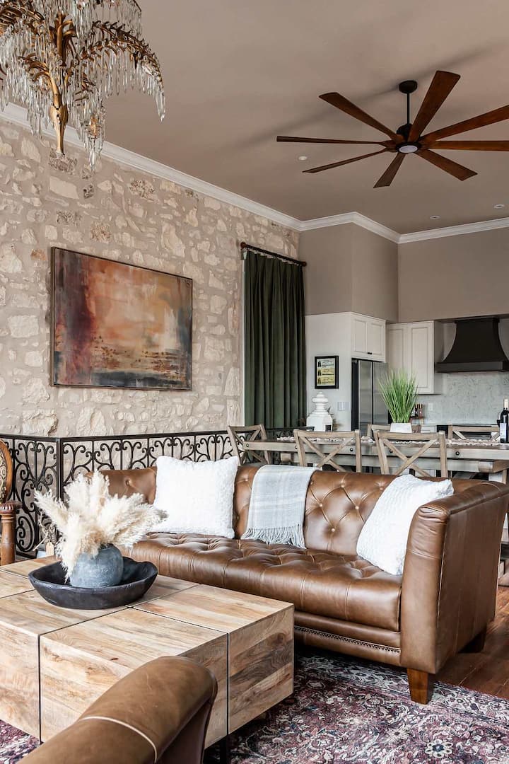 The Bank-luxury Suite W/deck Overlooking Main St! - Fredericksburg, TX