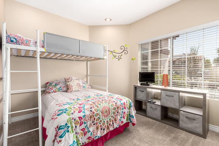 Cómodo dormitorio con sábanas de calidad hotelera, edredones de felpa y un ambiente tranquilo.