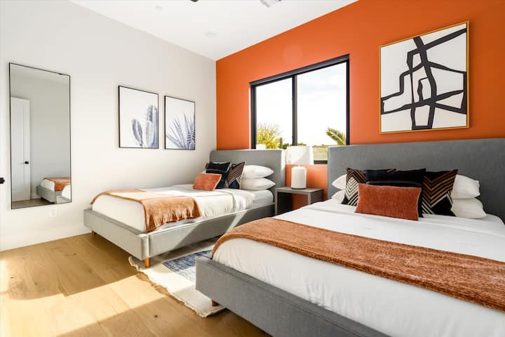 Dormitorio en la planta principal 2 camas tamaño queen baño adyacente