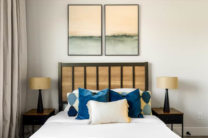 Dormitorio 1 arriba con cama queen y baño privado