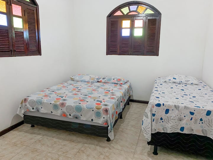 Chumba chenye hewa safi, chenye nafasi kubwa kilicho tayari kwa ajili ya mapumziko yako