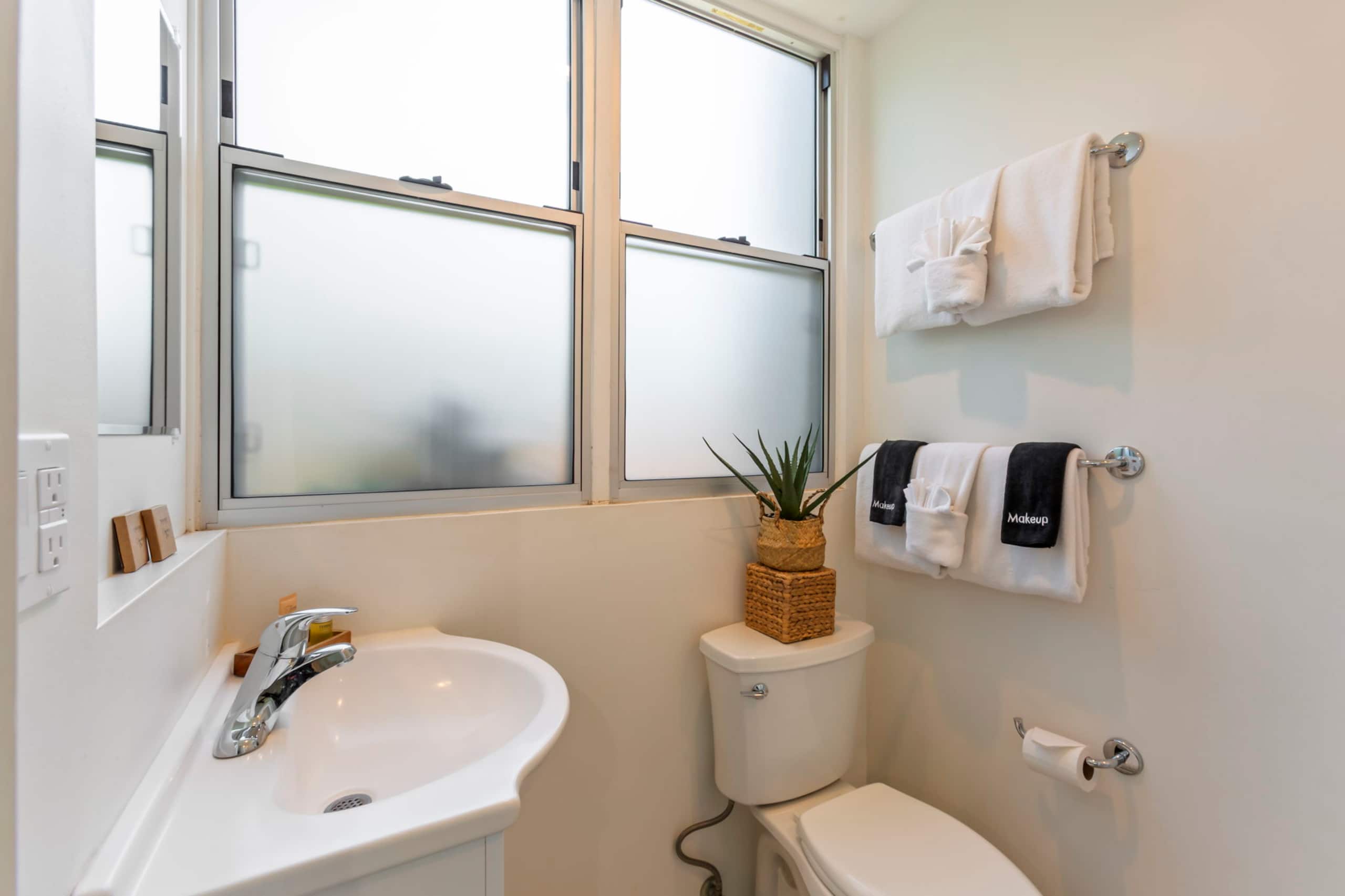 Just Listed! Beautifully Updated 117 Cove – Oceanf - Image 30