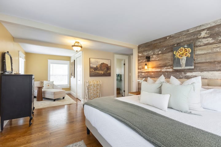 Vintage 1920s Farmhouse - Barn, Hot Tub & Fire Pit - Berrien Springs, MI