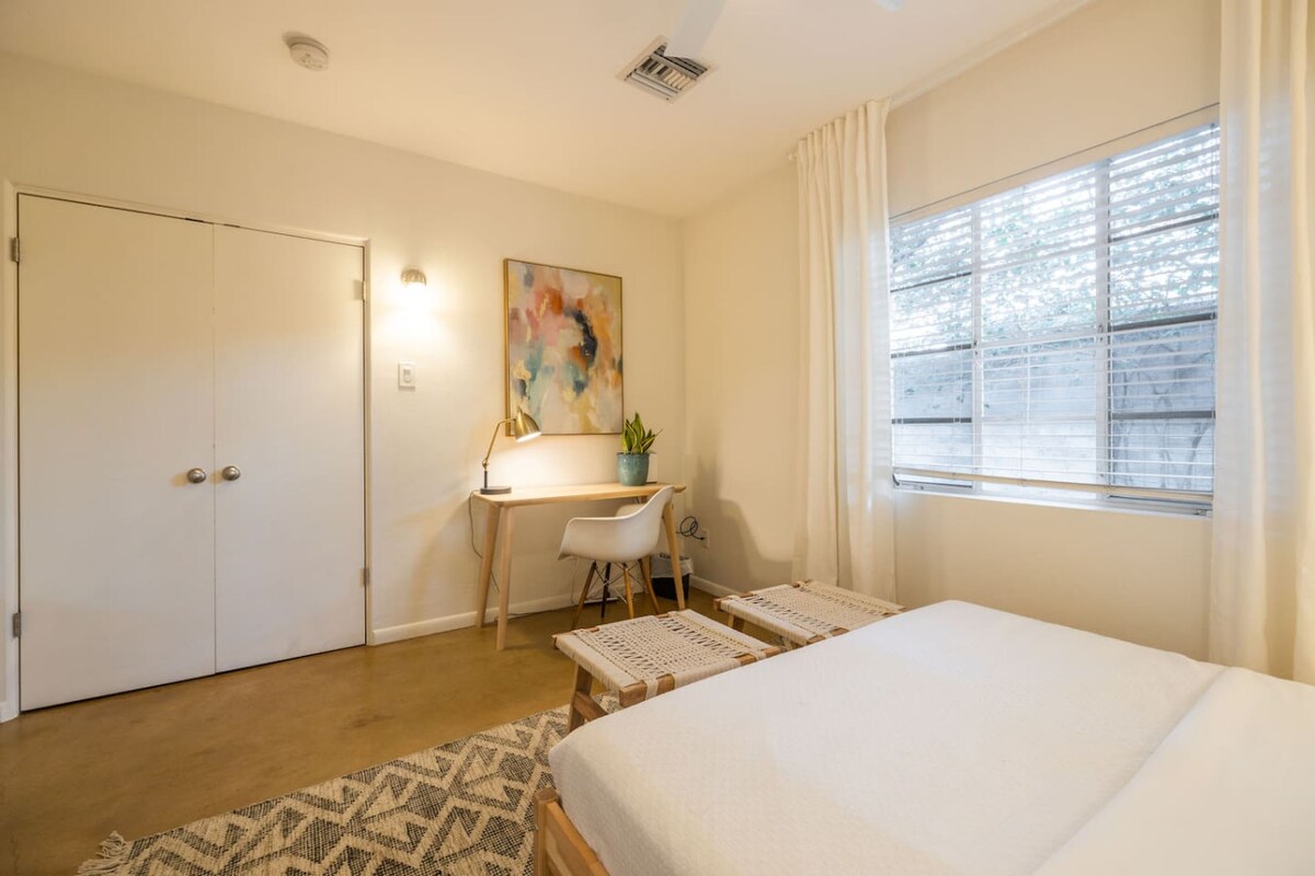 ამ მყუდრო საძინებელში, სადაც კომფორტული საწოლია და თბილი ატმოსფეროა, მყისიერად იგრძნობთ თავს შინაურად.