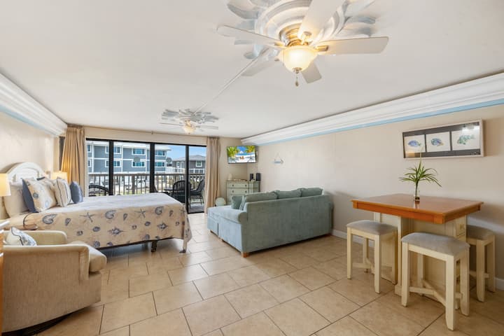 Balcony ~ King Bed + Sofa Bed ~ Water Views - Cedar Key, FL