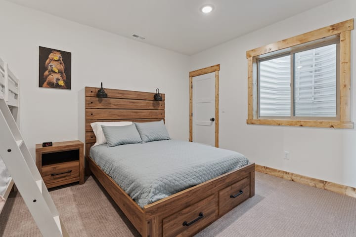 Spálňa 4 – manželská posteľ + dvojlôžková poschodová posteľ