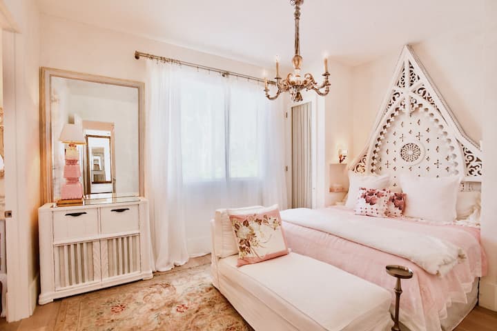 غرفة نوم وردية