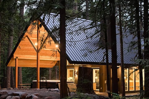 Luxury Mt. Hood Retreat w/ Swim Spa & Game Loft