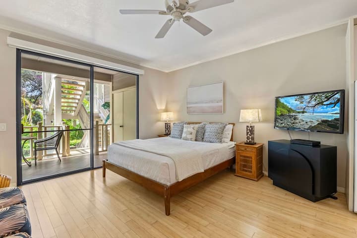 Zobuďte sa s výhľadom na ostrov! Vychutnajte si pohodlnú posteľ, televízor a priamy prístup na verandu z tejto svetlej a vzdušnej spálne. Váš dokonalý únik čaká. #IslandGetaway #RelaxAndUnwind