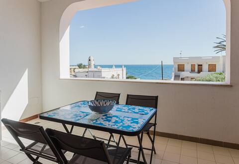 Seafront Villa (Acquazzurra Sea Home)