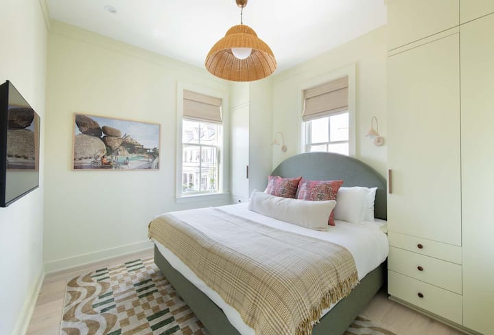 Luxe Downtown 4 Bed With Porch, Parking & Bikes! - Charleston, SC