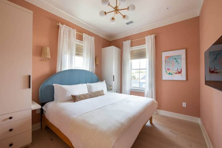 Kitanda cha King chenye matandiko mapya ya kitani kwa ajili ya ukaaji wako.