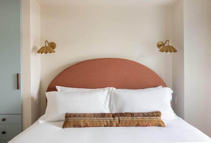 Pumzika — starehe ni kipaumbele chetu cha juu. Imebuniwa kwa umakini na Jenny Kennan Design. 